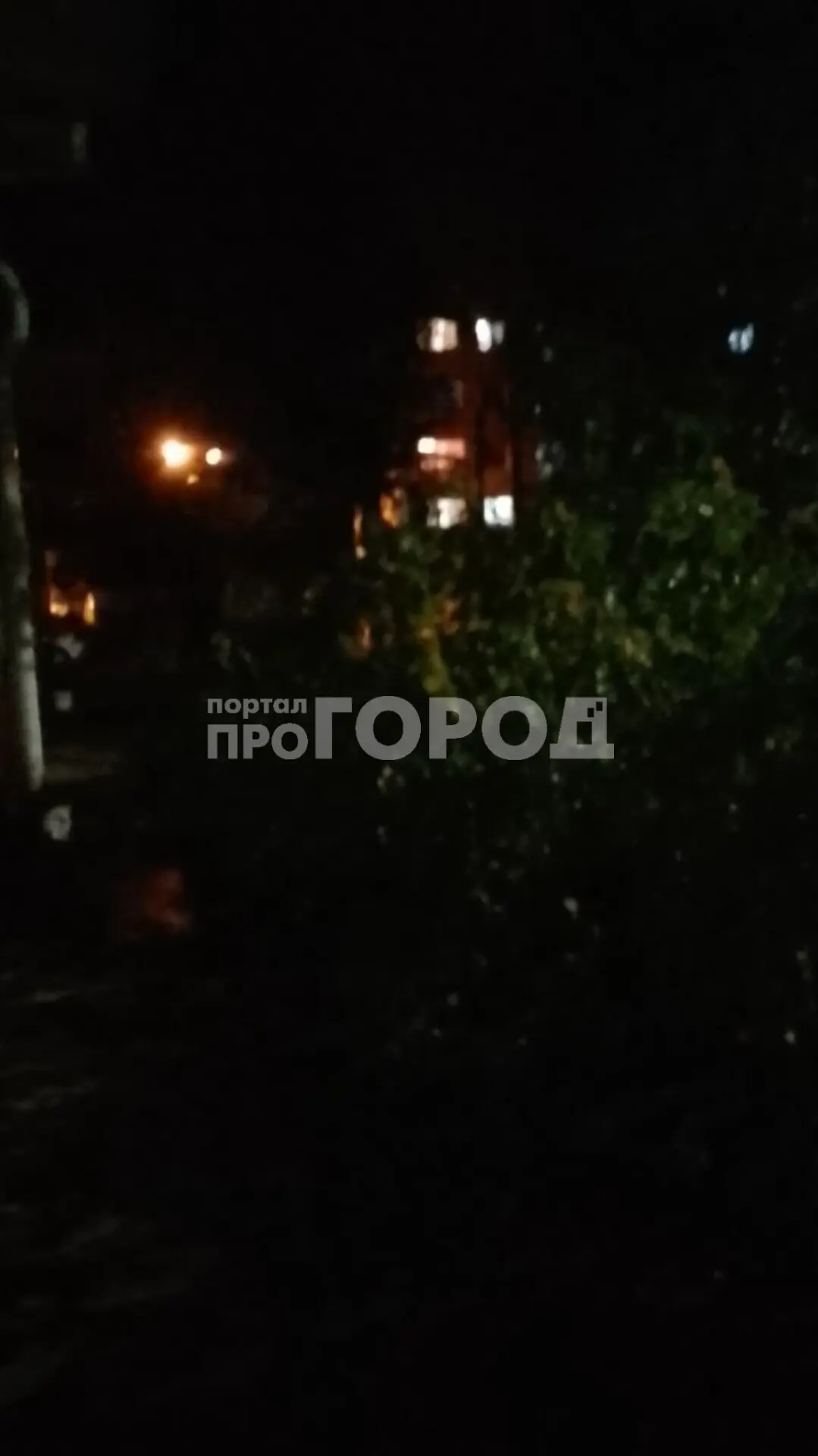 Видите что-то на фото? И мы не видим. Такая темень царит по вечерам на Красноармейской ...
