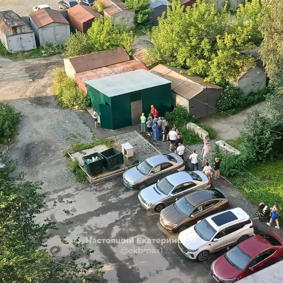 Славянская, 53: очередь из-за настройки чипов на мусорку