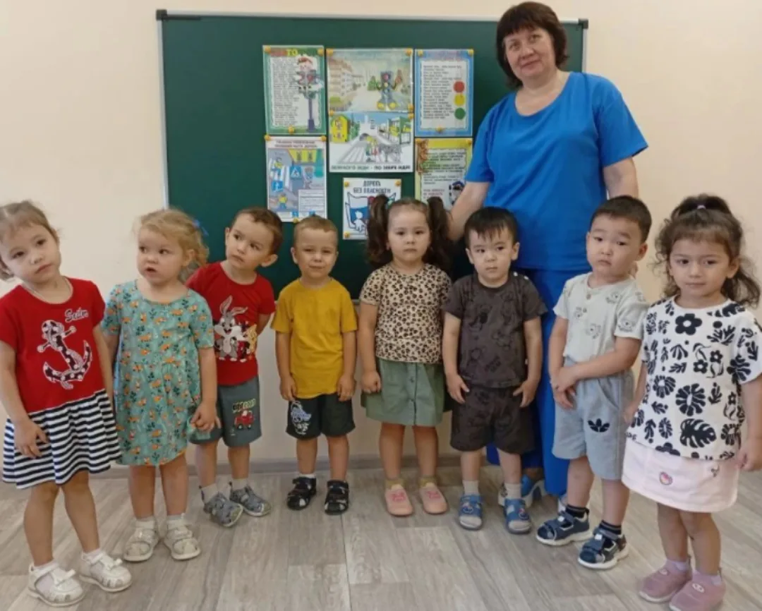 Сегодня в нашем детском саду малыши познакомились с основными цветами светофора, рассмо...