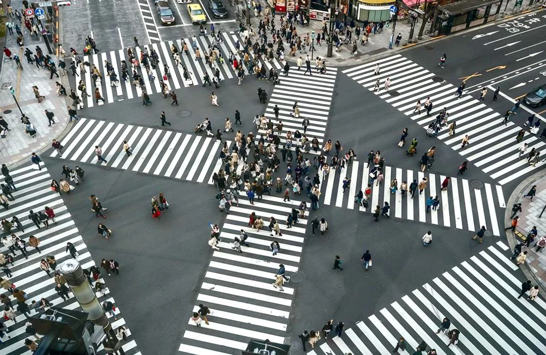 Перекресток Сибуя в Токио, Япония 🇯🇵  🔹 Перекресток Сибуя - одно из самых узнаваемых мест Токио. Он 