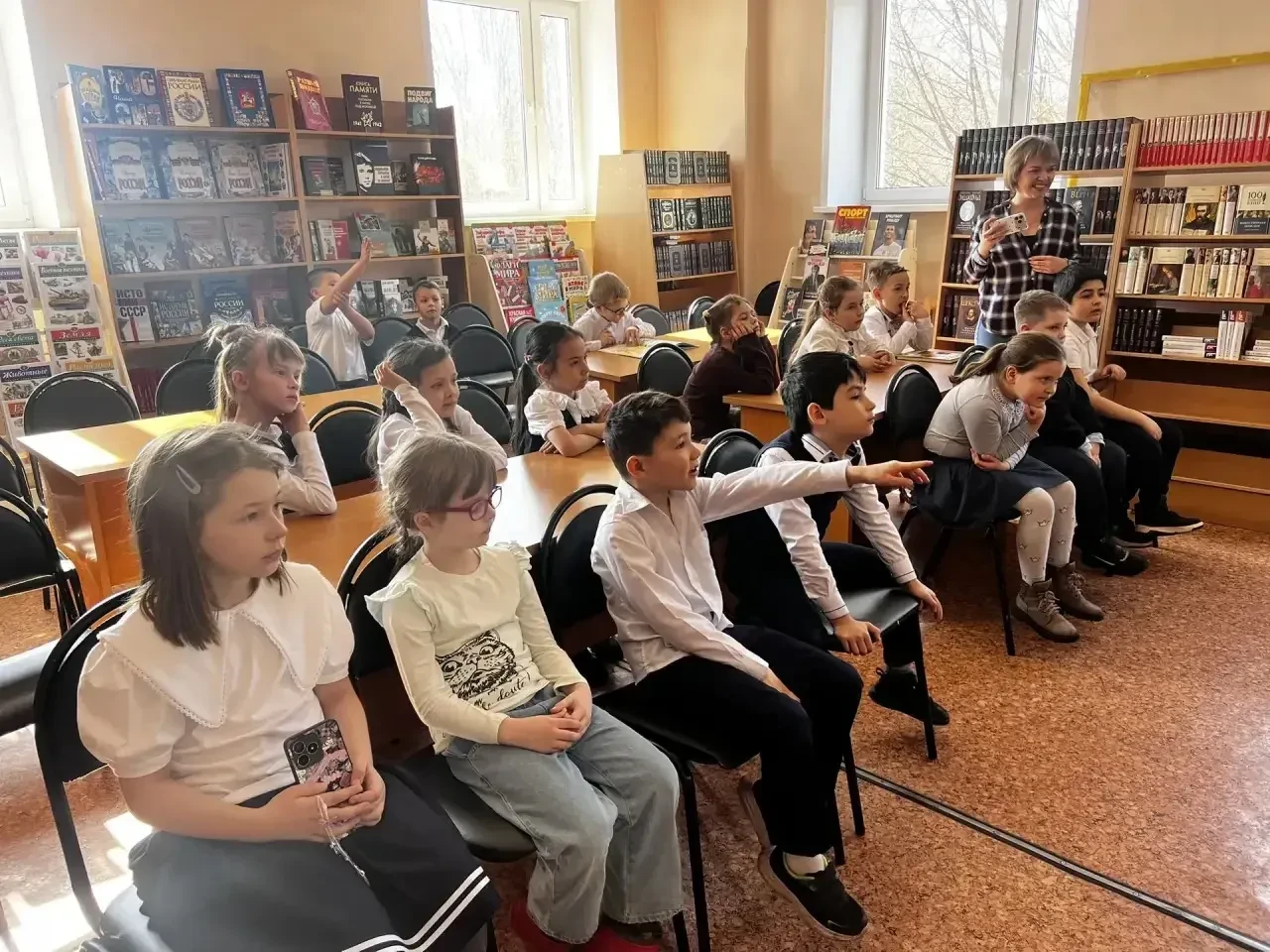 Сегодня дети из 1 «В» совершили увлекательное путешествие в мир книг, посетив библиотеку. Ребята не 