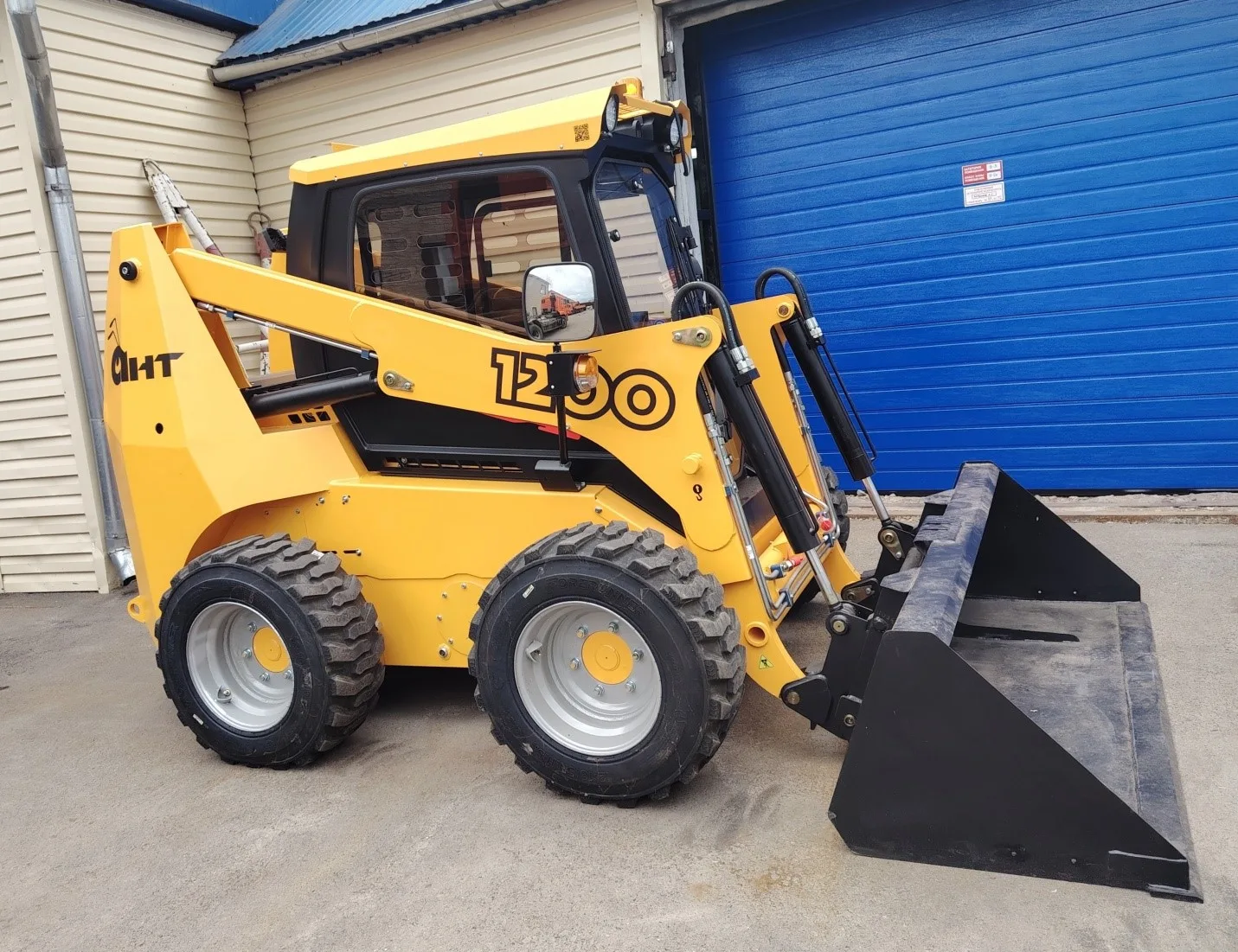 🚜 Автопарк КП-19 пополнился новой спецтехникой

Учреждение приобрело малогабаритный погрузчик ПМ 10