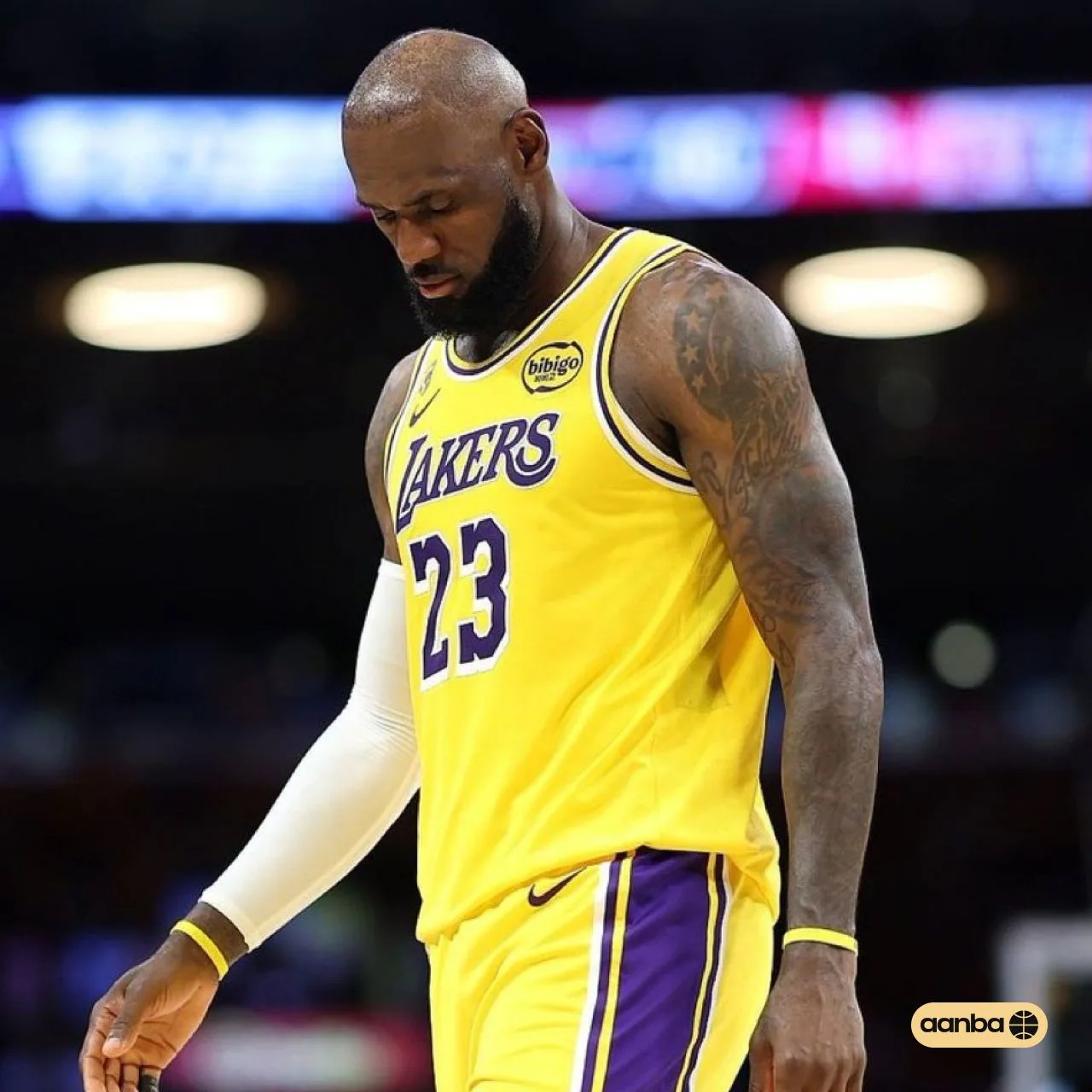 По данным ESPN, следующий сезон Леброн Джеймс вполне может начать уже не в форме «Лейкерс» 👑

Вперв