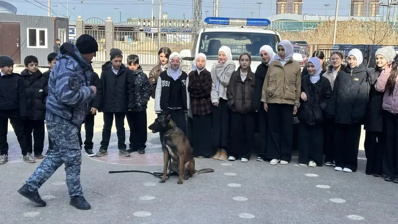 Классная Встреча с инспектором-кинологом  В нашей школе прошло познавательное мероприятие с участием