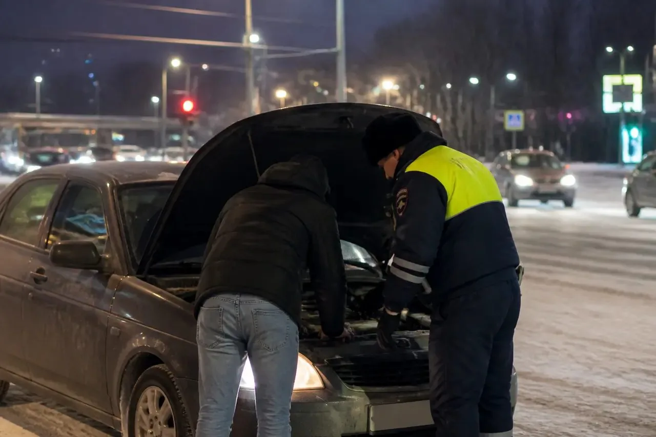 В Нижневартовске инспекторы ГИБДД оттолкали заглохшую машину с перекрестка. Водитель и ...