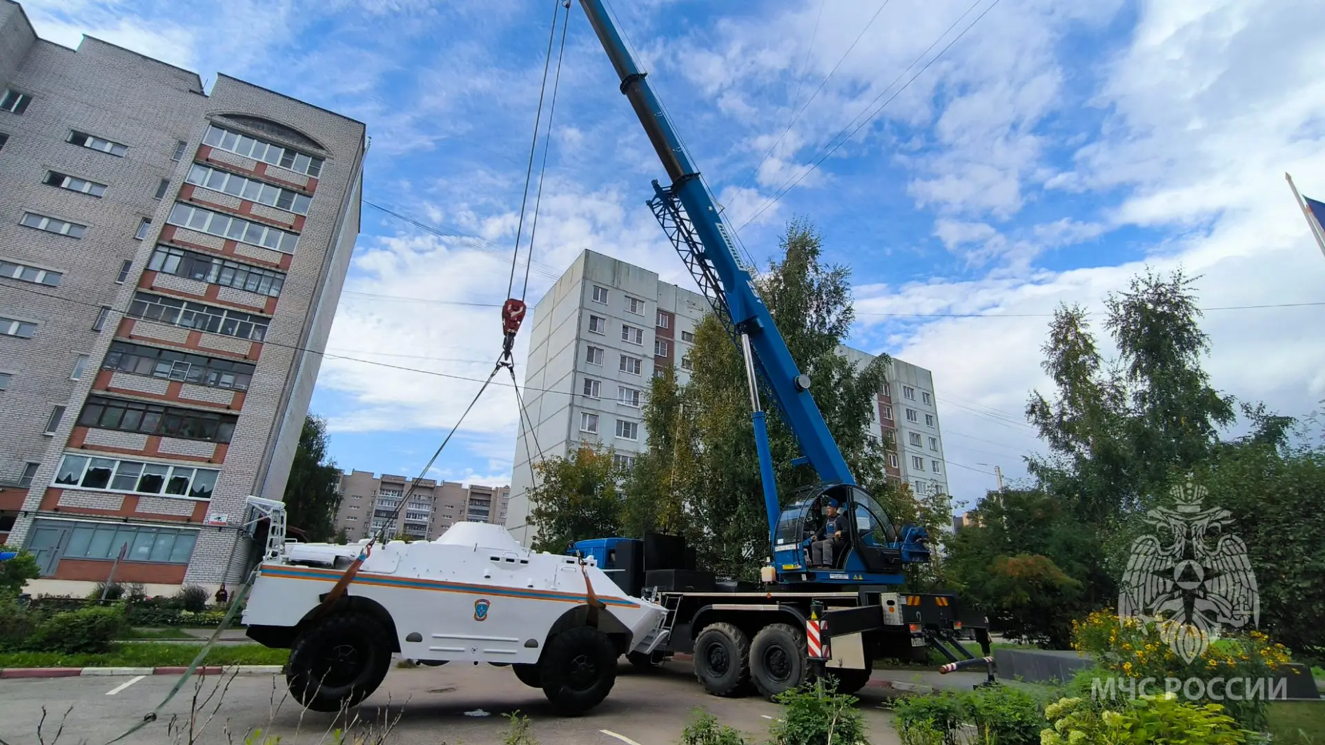 🚒Постамент у здания Главного управления МЧС России по Новгородской области украсила бо...