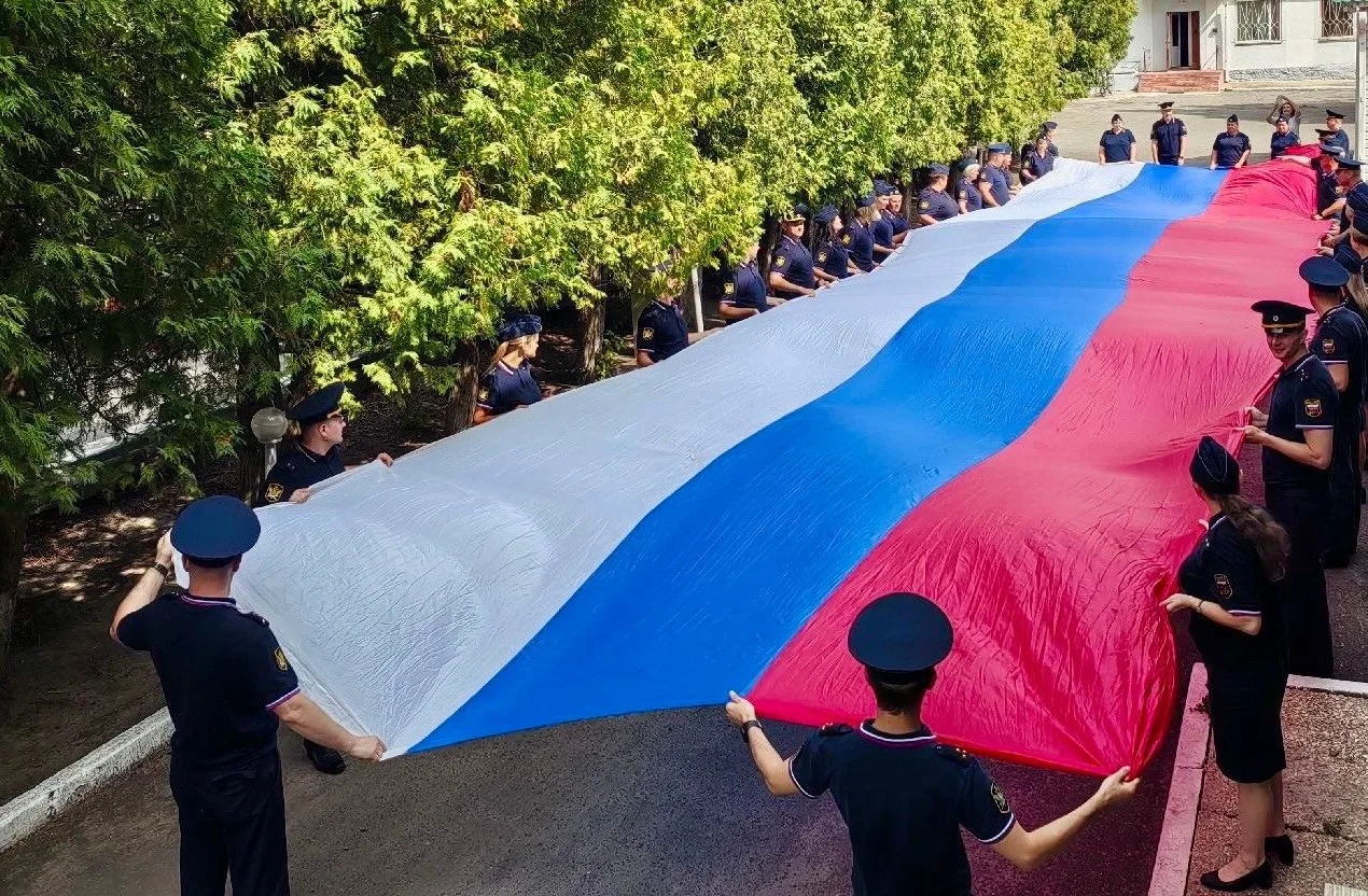 В Орле развернули российский флаг длиной 20 метров.