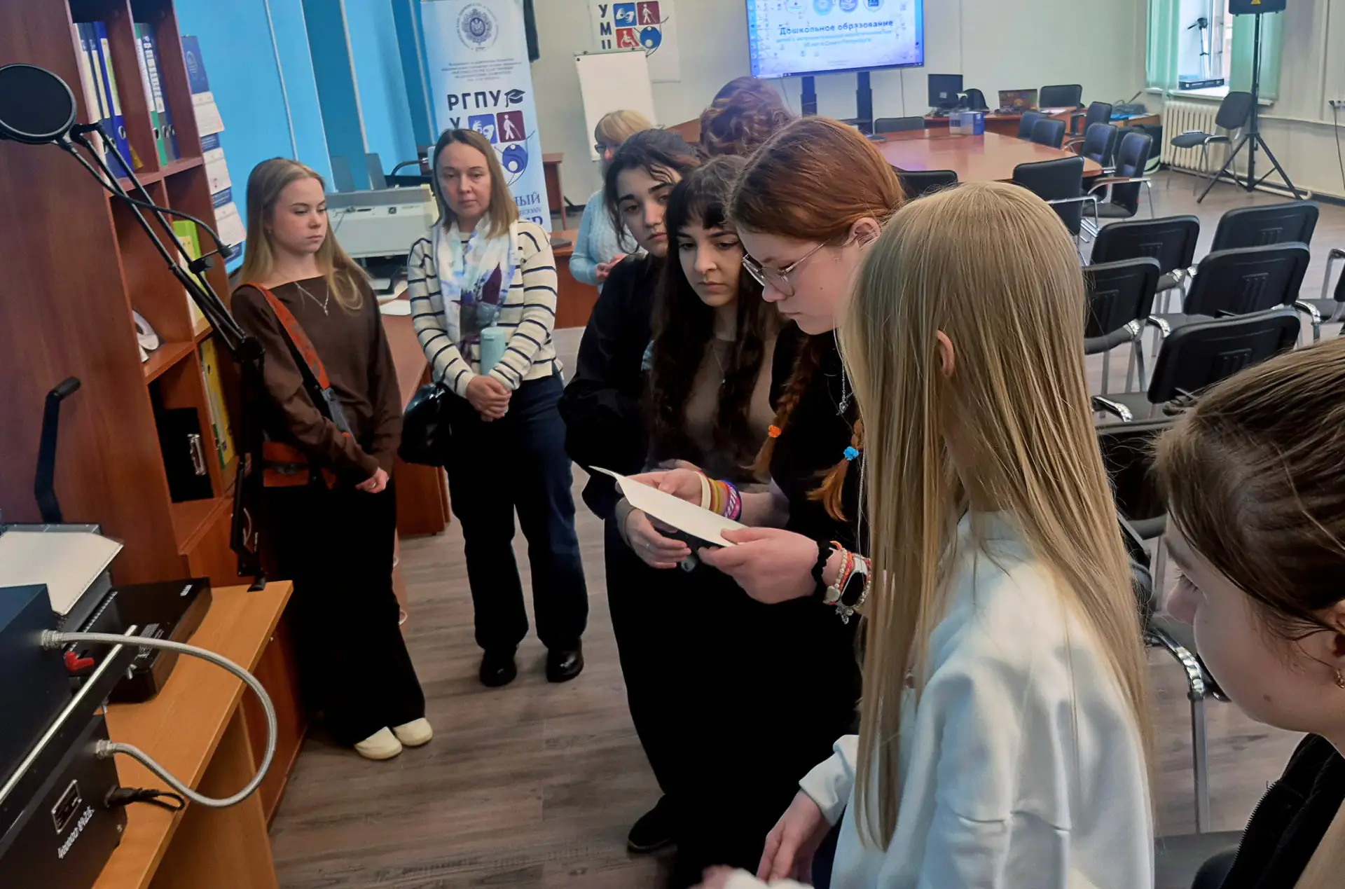 💡 Будущие абитуриенты посетили экскурсию по институту дефектологического образованию и реабилитации.
