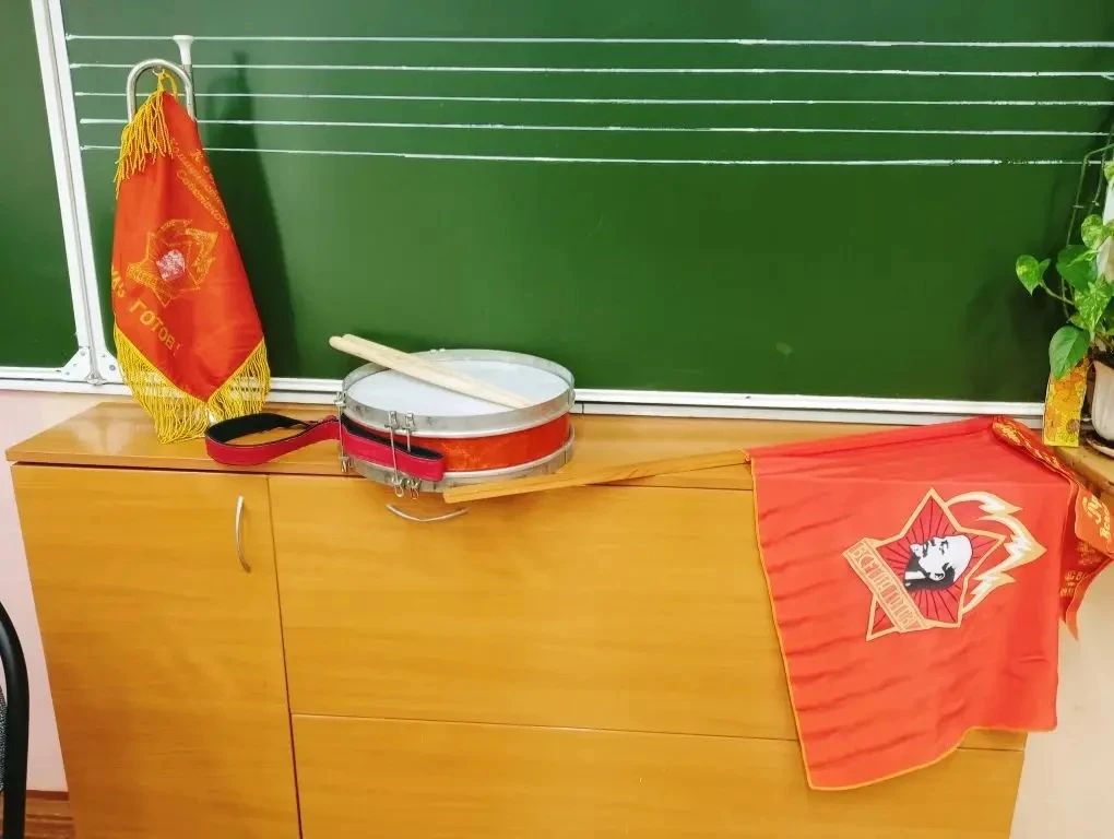 🥁 «Будь готов!»: как выпускники 11 Б класса на один день превратились в пионеров.  🫡 В нашем Центре 