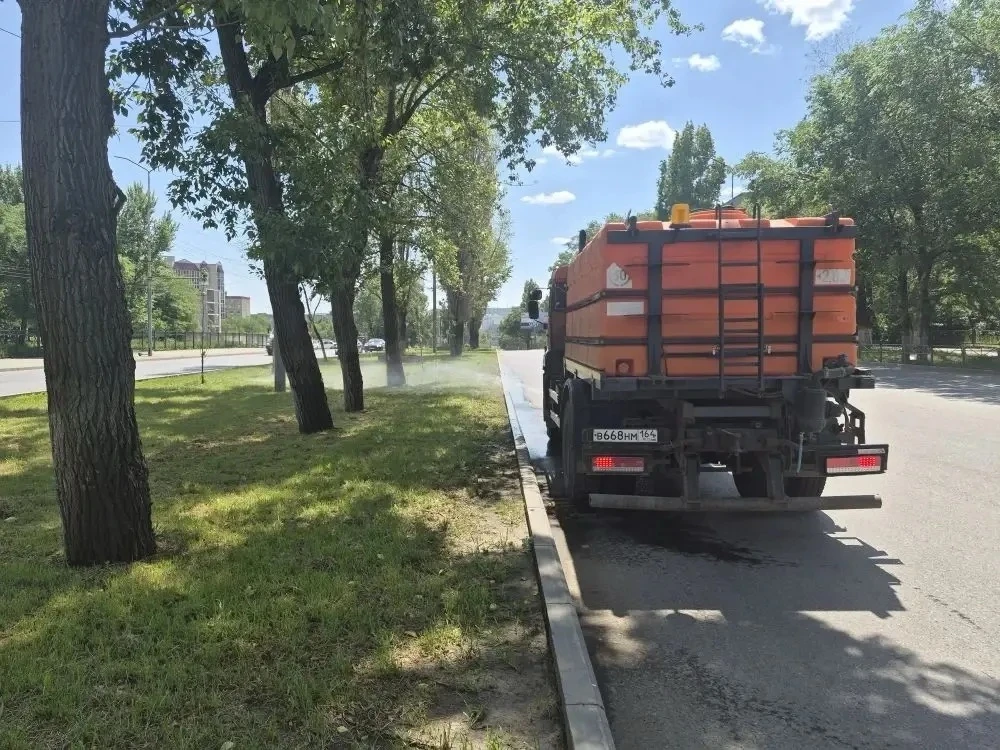 Работы по благоустройству продолжаются силами МБУ "Дорстрой". Специалисты осуществляют уборку прилот