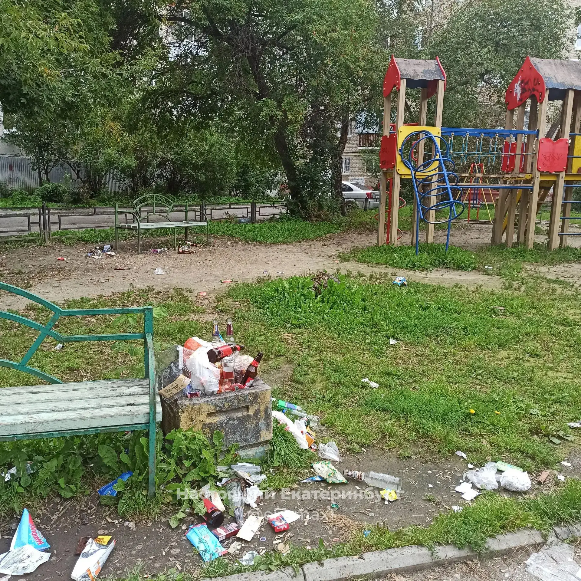 Во дворе, на детской площадке по ул. Инженерная, 28, местная "элита" устраивает система...