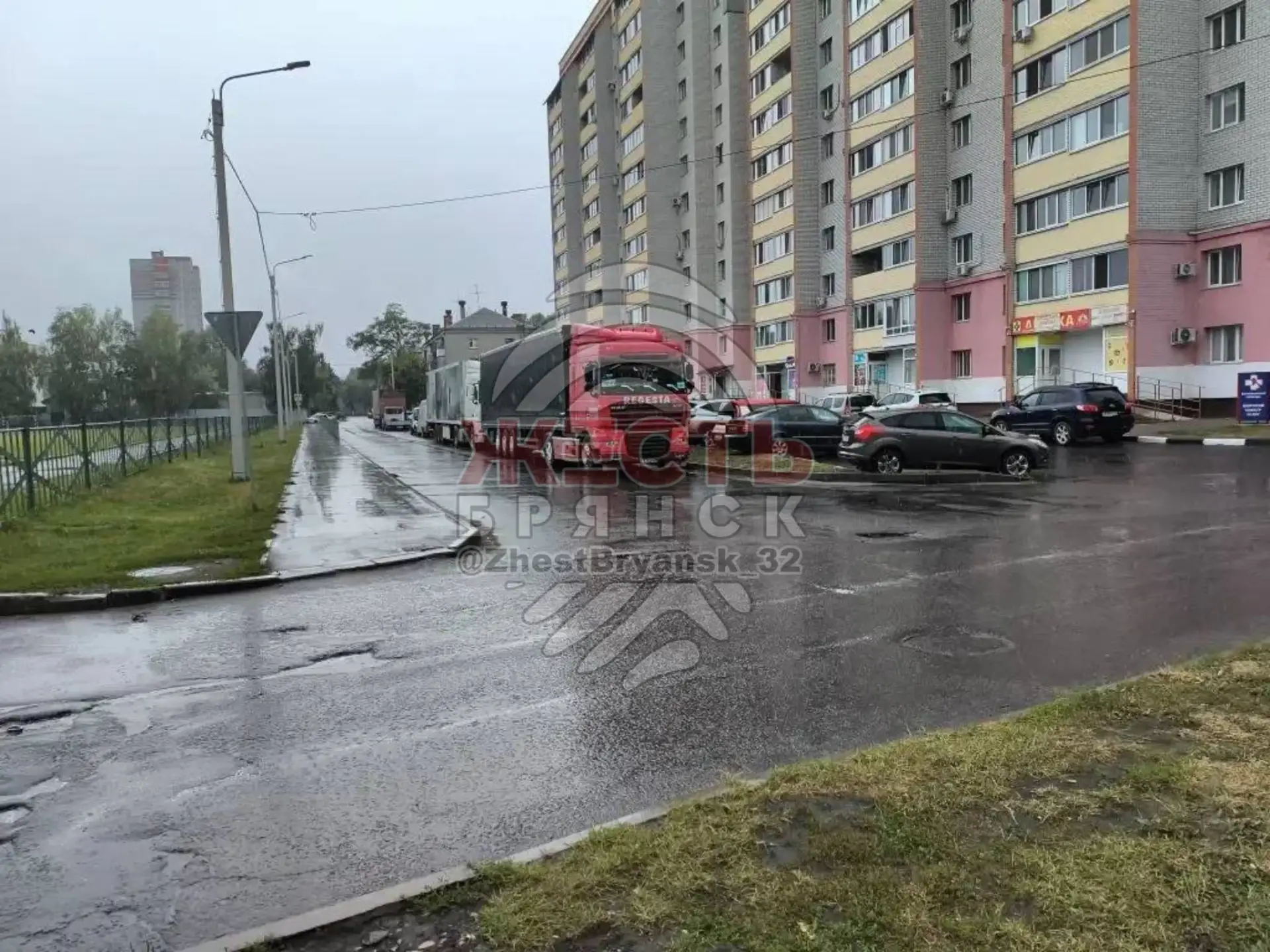 🚛 В Брянске жители жалуются на стоянку фур и грузовиков у школы