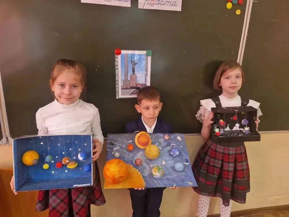 ✨ «Разговор о важном» в 1 «Д»: к звёздам через знания!   Вчера ученики 1 «Д» класса погрузились в уд
