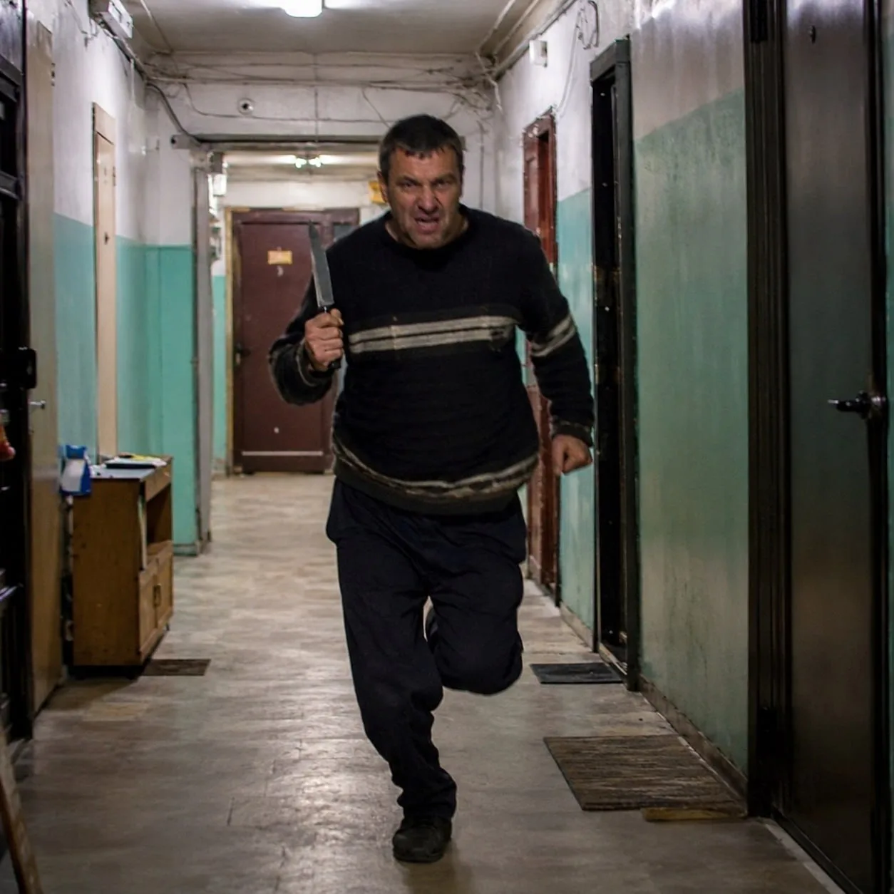 🔪 Пьяный мужчина с ножом почти три часа держал в страхе общежитие на Новолипецке