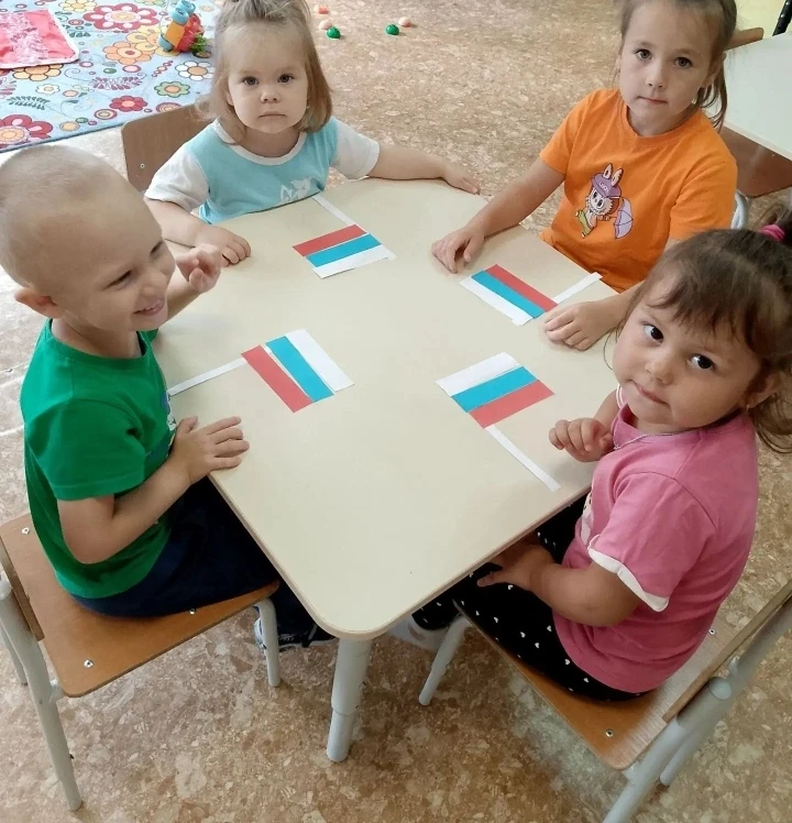 🇷🇺 День флага в нашей разновозрастной группе!