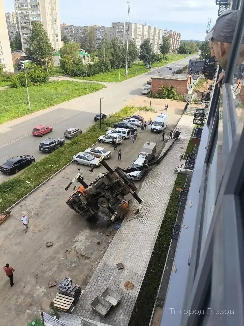 😳Момент падения автовышки в Глазове
