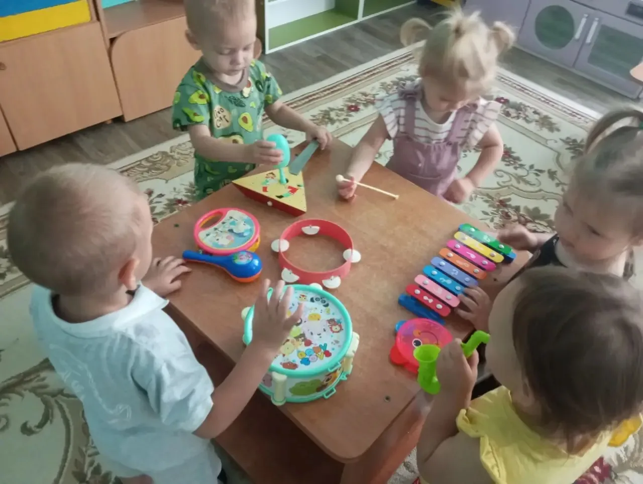 Вот какие малыши, до чего же хороши! Дружно, весело в группе «Клубничка» адаптацию прошли!