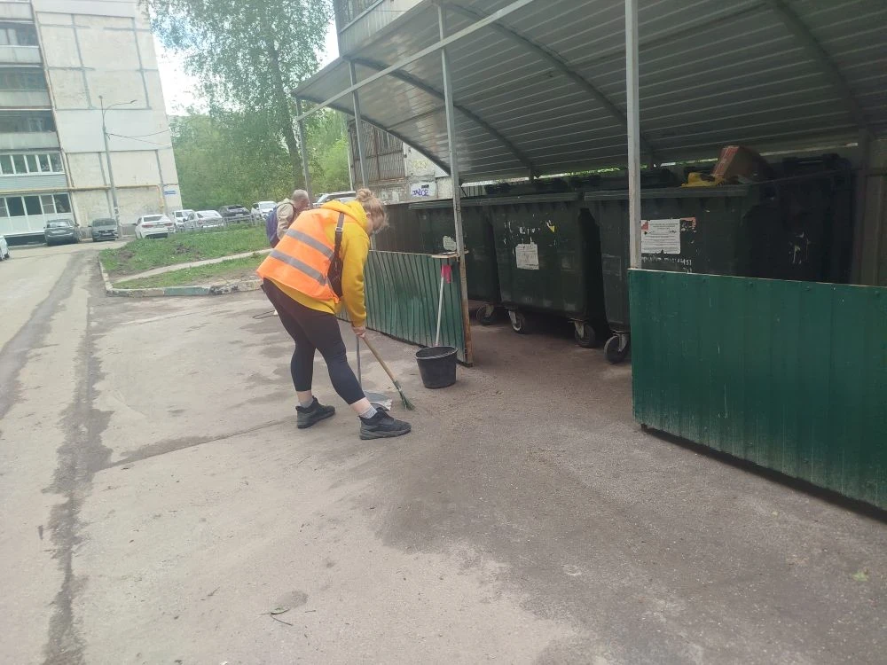 С самого утра наши дворники выходят на свои участки: проводят уборку, собирают мусор, приводят в пор