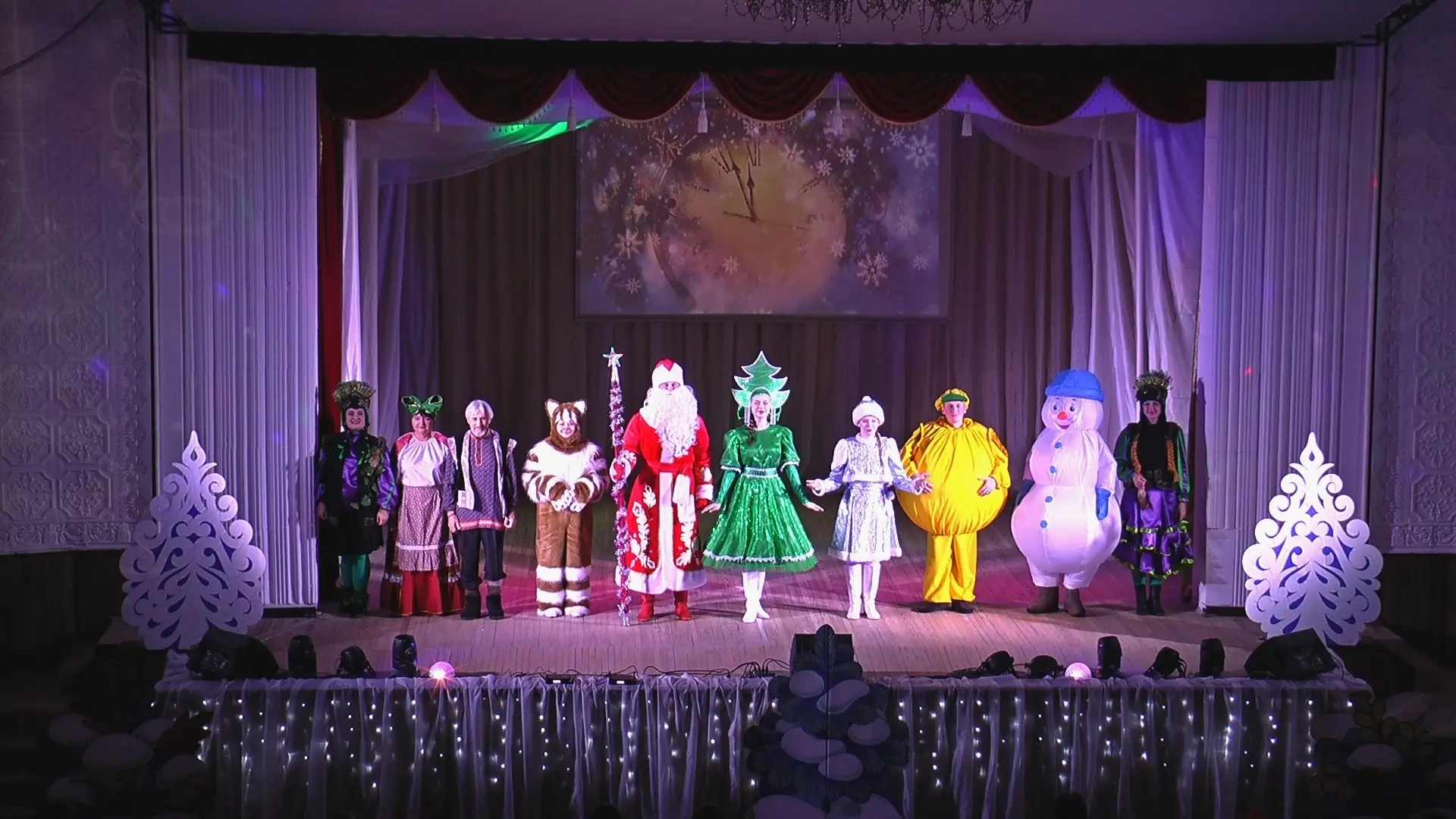 🎄В районном Доме культуры состоялось новогоднее представление для детей участников спе...