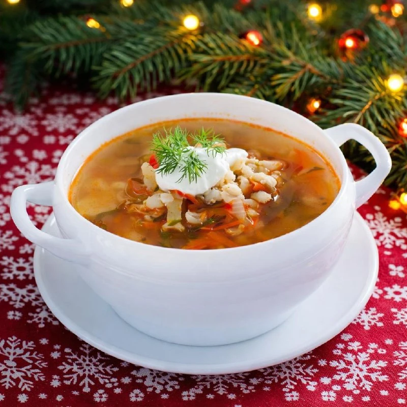 НАСЫЩЕННЫЙ БУЛЬОН, МЯГКАЯ ПЕРЛОВКА, АРОМАТНЫЕ ОВОЩИ И ТЕ САМЫЕ СОЛЁНЫЕ ОГУРЧИКИ С ЛЁГКОЙ КИСЛИНКОЙ —