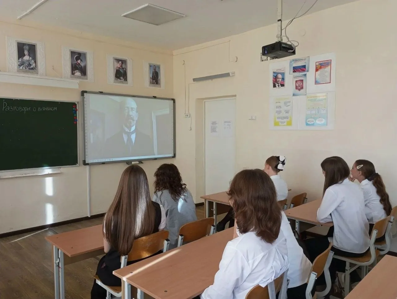 Вторая учебная неделя в нашей школе началась с традиционной торжественной линейки, цере...