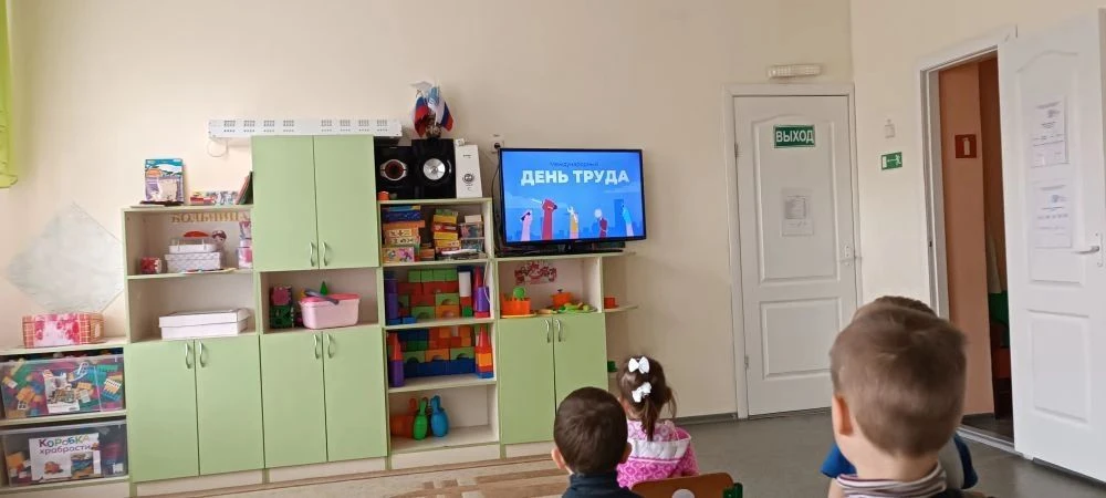 «Первомай встречай!».
1 мая вся страна отмечает праздник Весны и труда. Это весенний праздник солида