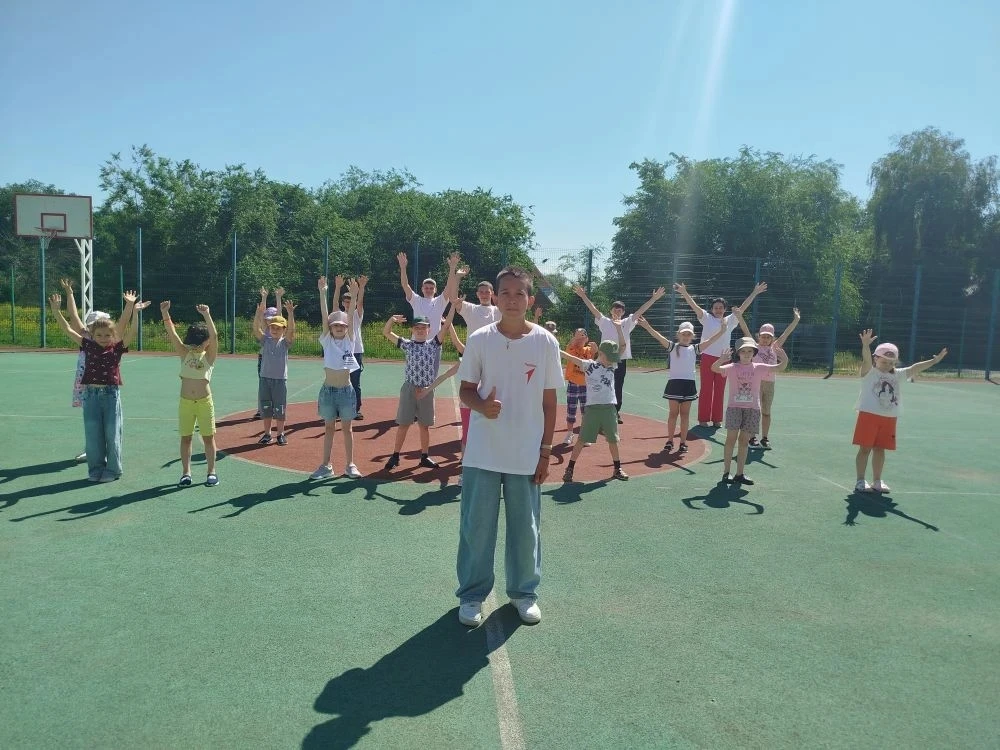 ☀️ Ещё один яркий день в пришкольном лагере «Радуга»! ☀️
Утро зарядило энергией: зарядку для ребят п