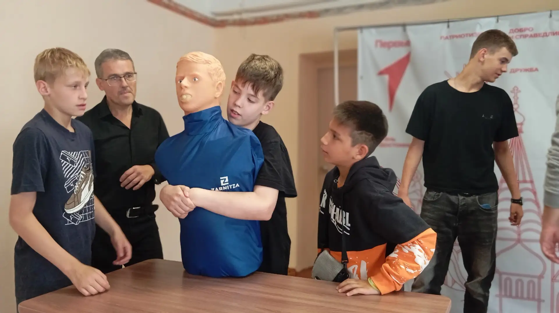Полевские подростки продолжают постигать азы первой медицинской помощи

В Центре Движения Первых сос