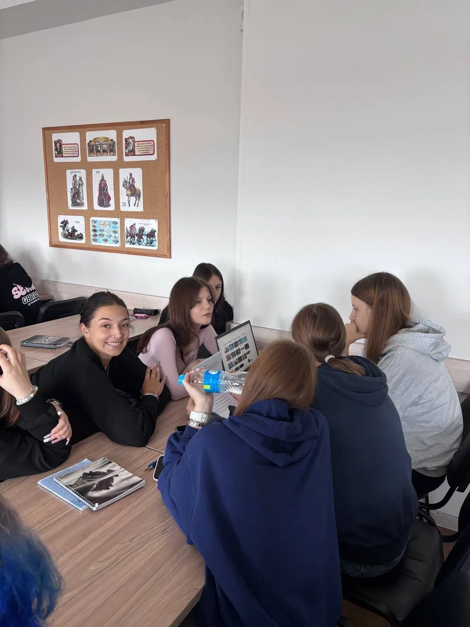 Преподаватели кафедры Сервиса и туризма Э.И. Голоева и Э.В. Федотова вместе со студента...