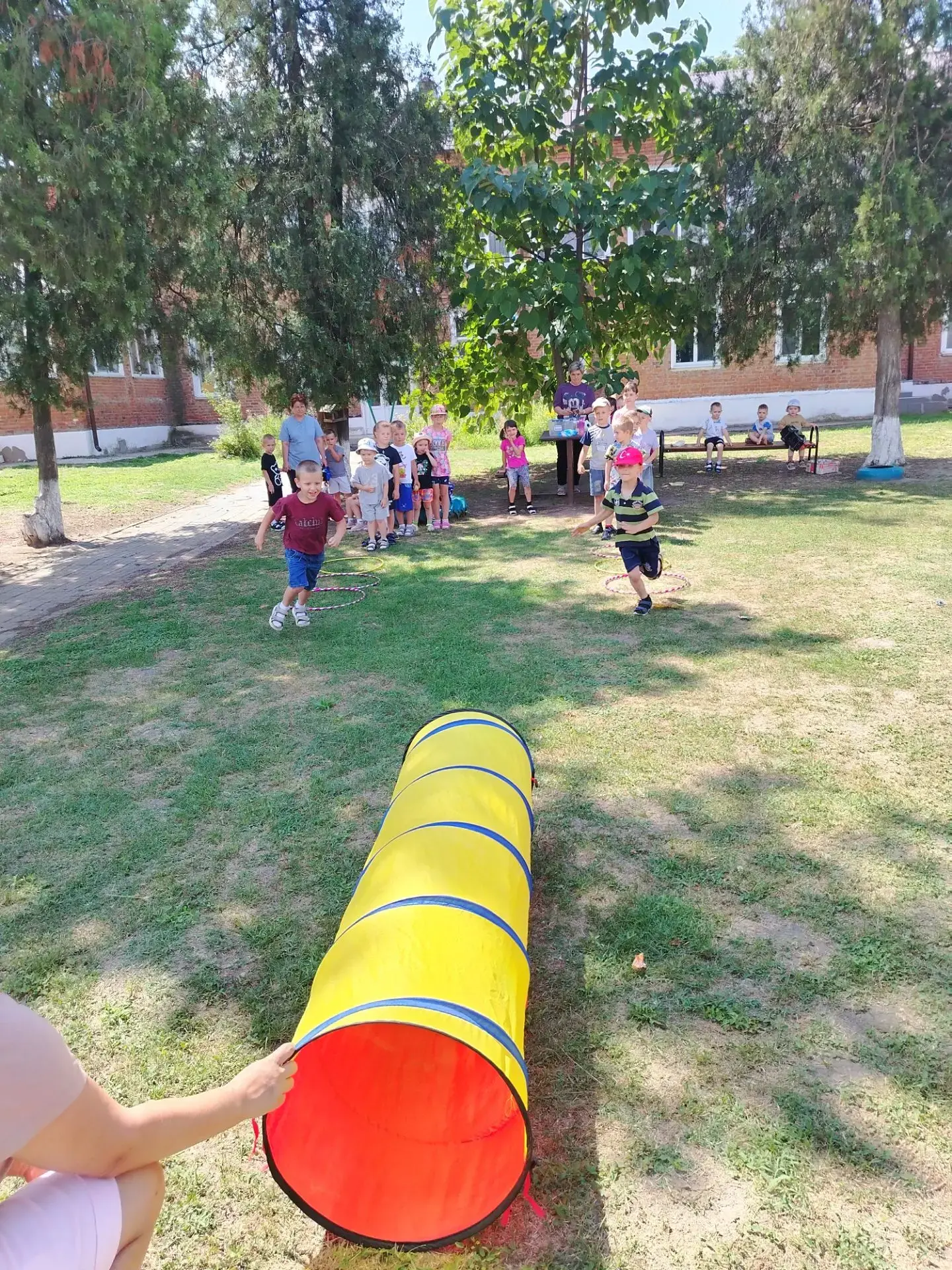 Спорт + Солнце + Дружба = Идеальное лето! ☀

В нашем детском саду прошли летние «Весёлые эстафеты» н