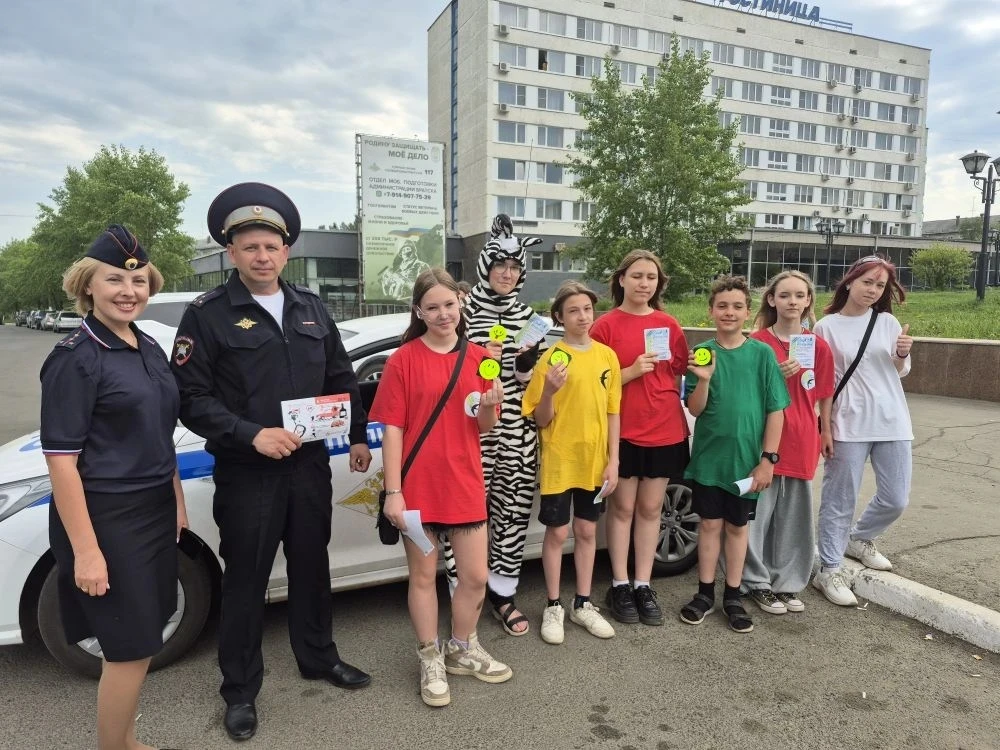 🚸В Братске сотрудники Госавтоинспекции и юные волонтеры напомнили горожанам о безопасности 

☀Лето 