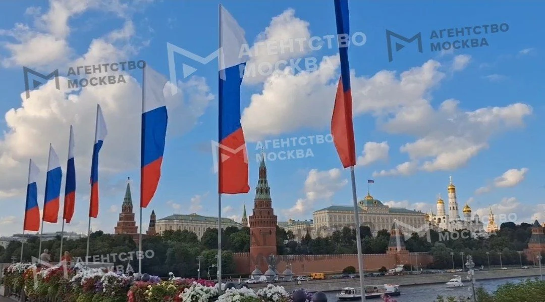 Большой Каменный мост украсили ко Дню флага.