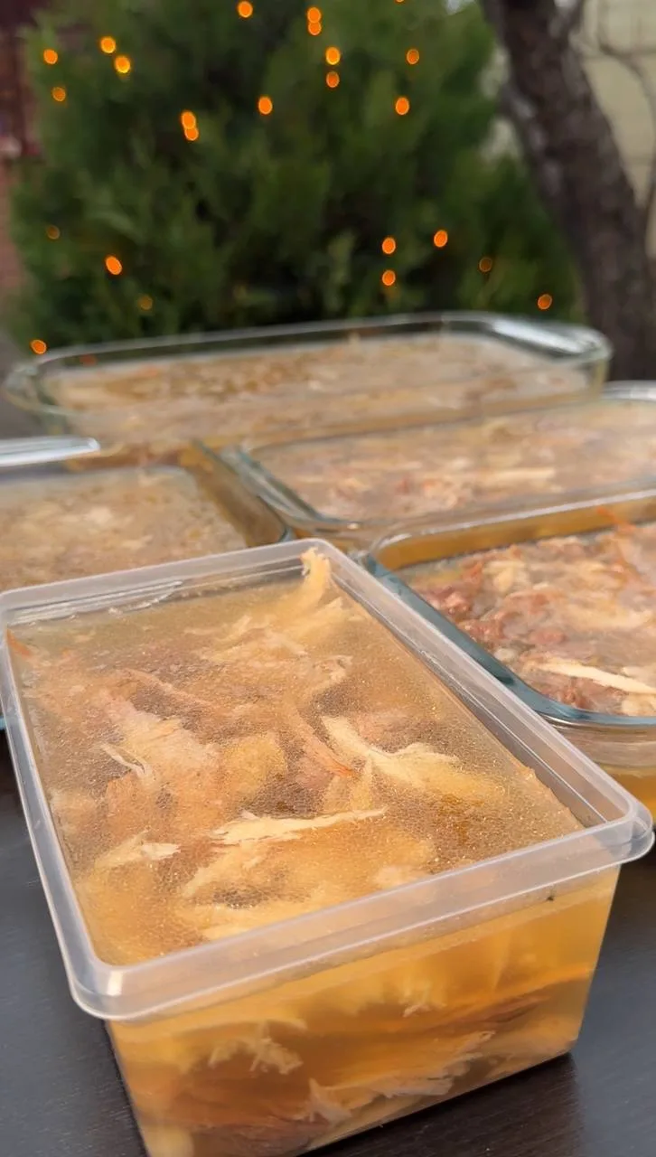 САМОЕ ПОПУЛЯРНОЕ НОВОГОДНЕЕ БЛЮДО — ДОМАШНИЙ ХОЛОДЕЦ из ЧЕТЫРЕХ видов МЯСА 

Ингредиенты: 
голени ин