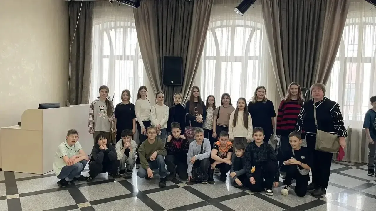 🎭 Гимназия №27 отмечает День театра! 5-6 и 8-9 классы стали почётными гостями Театра кукол города Ба