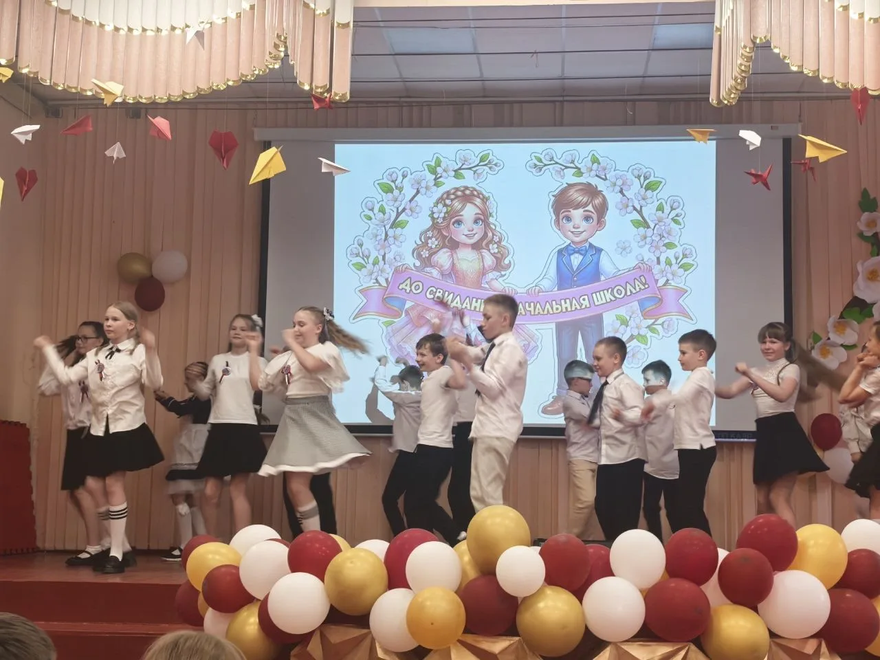 ПРОЩАЙ, НАЧАЛЬНАЯ ШКОЛА!   👫22 мая в ЦО №17 имени А.А. Герасимова состоялся долгожданный выпускной д