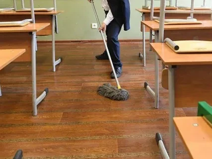 Дети не должны мыть полы и окна в школах, заявили в ОП.