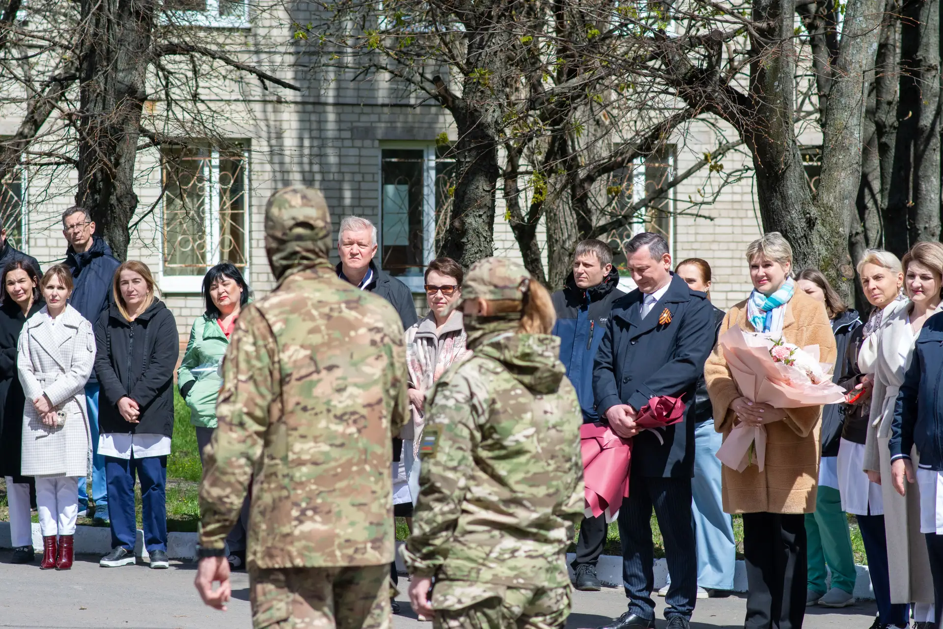 На территории Больницы скорой медицинской помощи установили памятный знак, посвященный медикам, проя