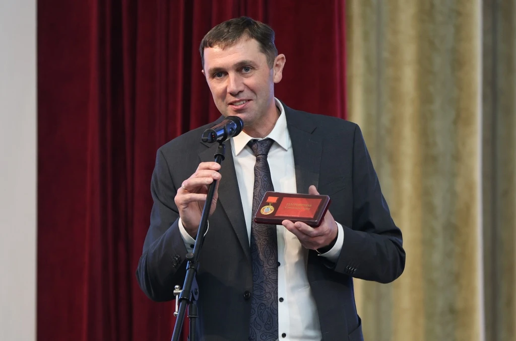 🎓 Мэр Воронежа Сергей Петрин вручил ректору ВГПУ памятный знак «Воронеж — город воинск...