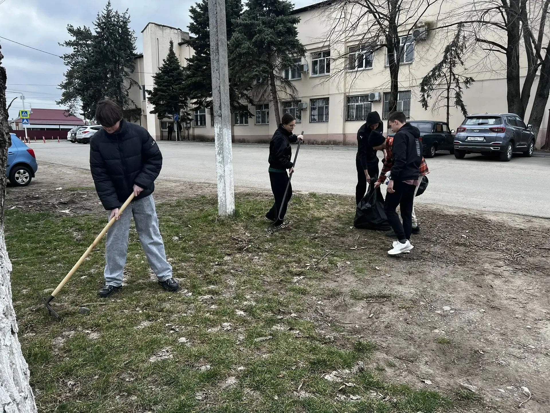 🤲ДЕНЬ ДОБРЫХ ДЕЛ💚  ✅В МАОУ СОШ 1 прошел традиционный весенний субботник. Волонтеры  школы объединили
