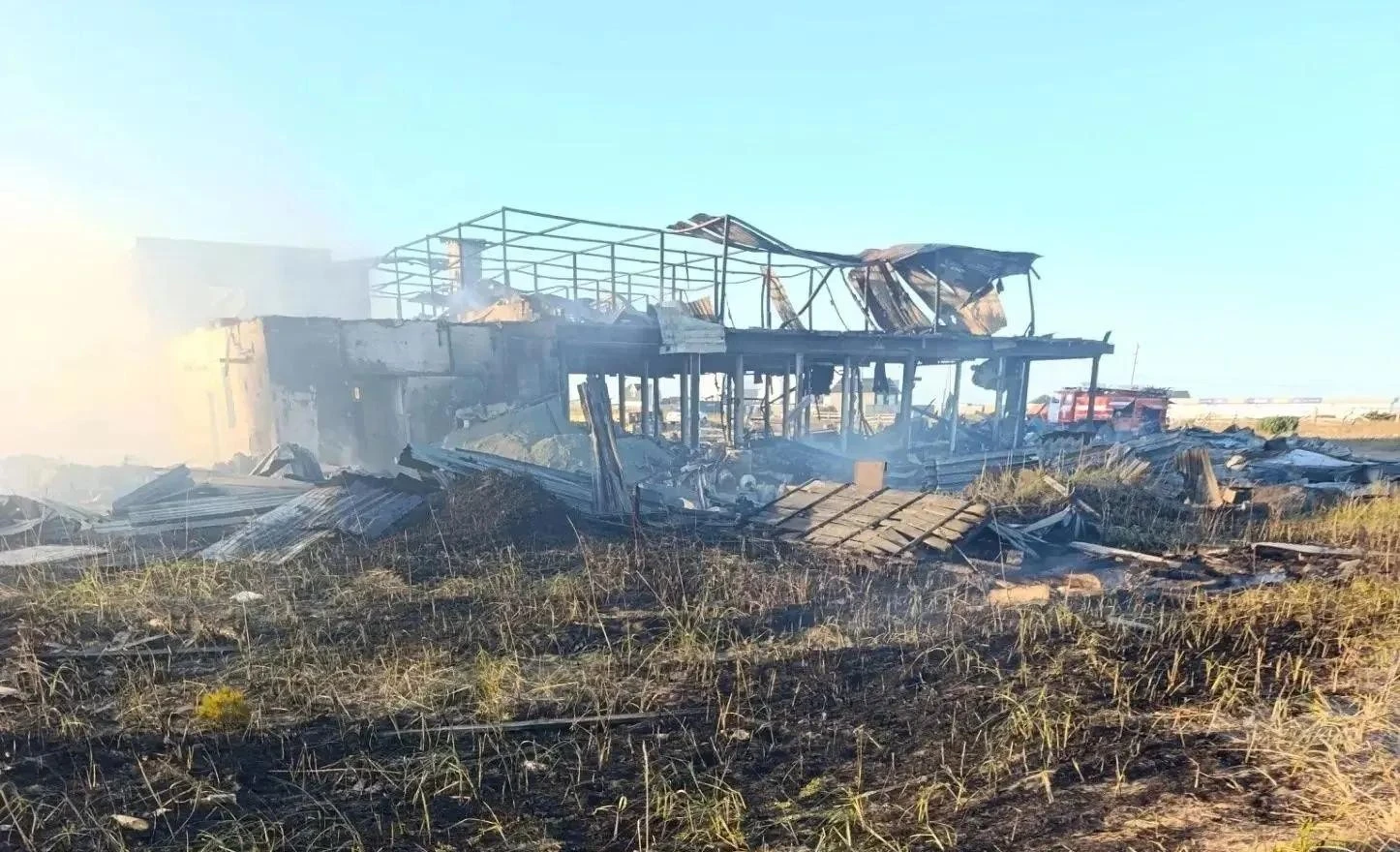 😱 Более 1200 квадратов огня: в Корсаковском районе сгорело здание бывшего рыбзавода