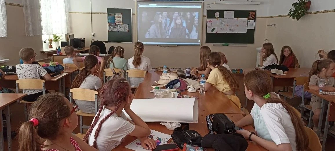 🎥Кинолекторий «Разговоры еле слышны» в школьном лагере «Созвездие»!
💫Ребята из 1 отряда «Покорител