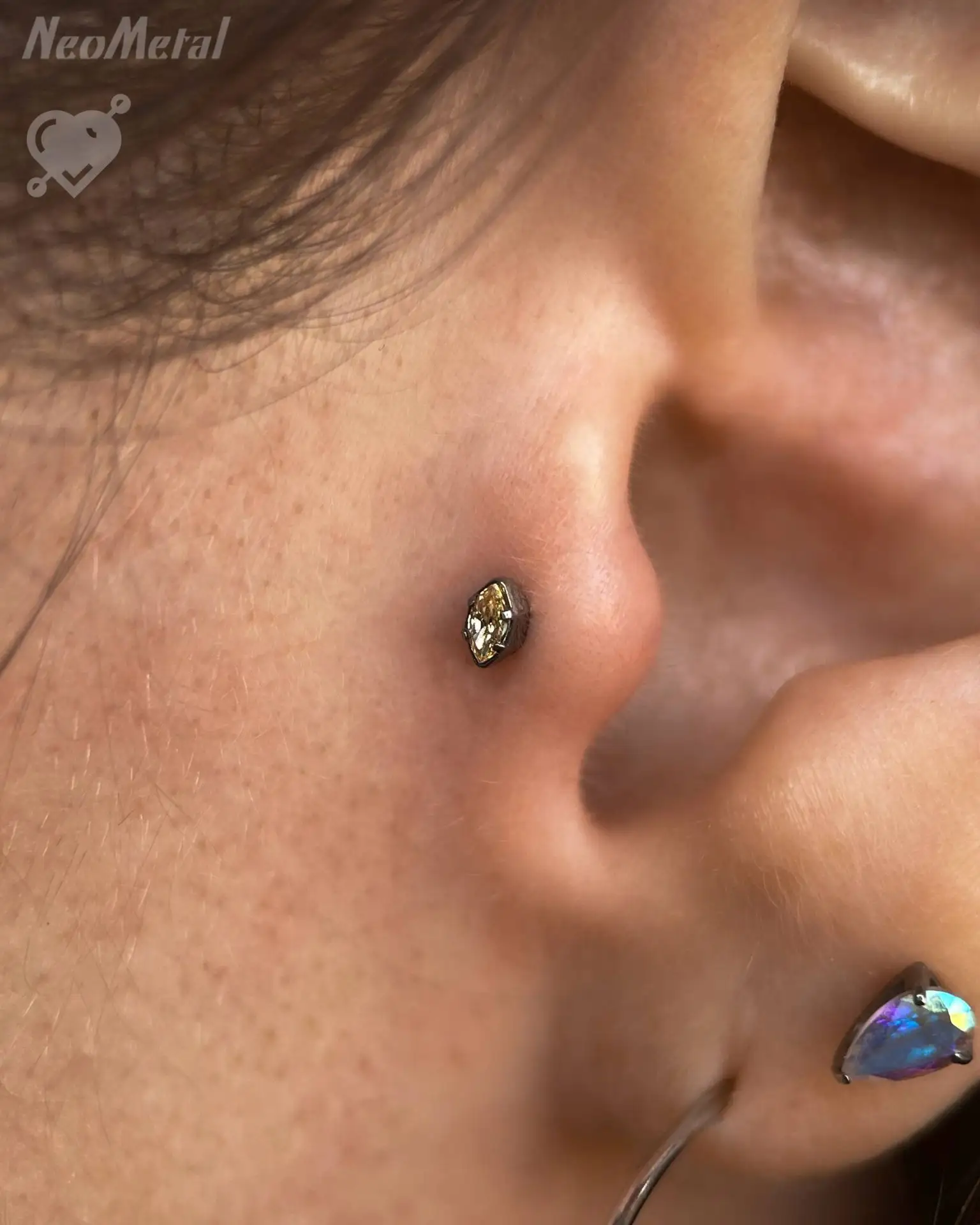 Свежий трагус с Marquise Cut Prong в оттенке шампань от американского бренда Neometal ❤️
