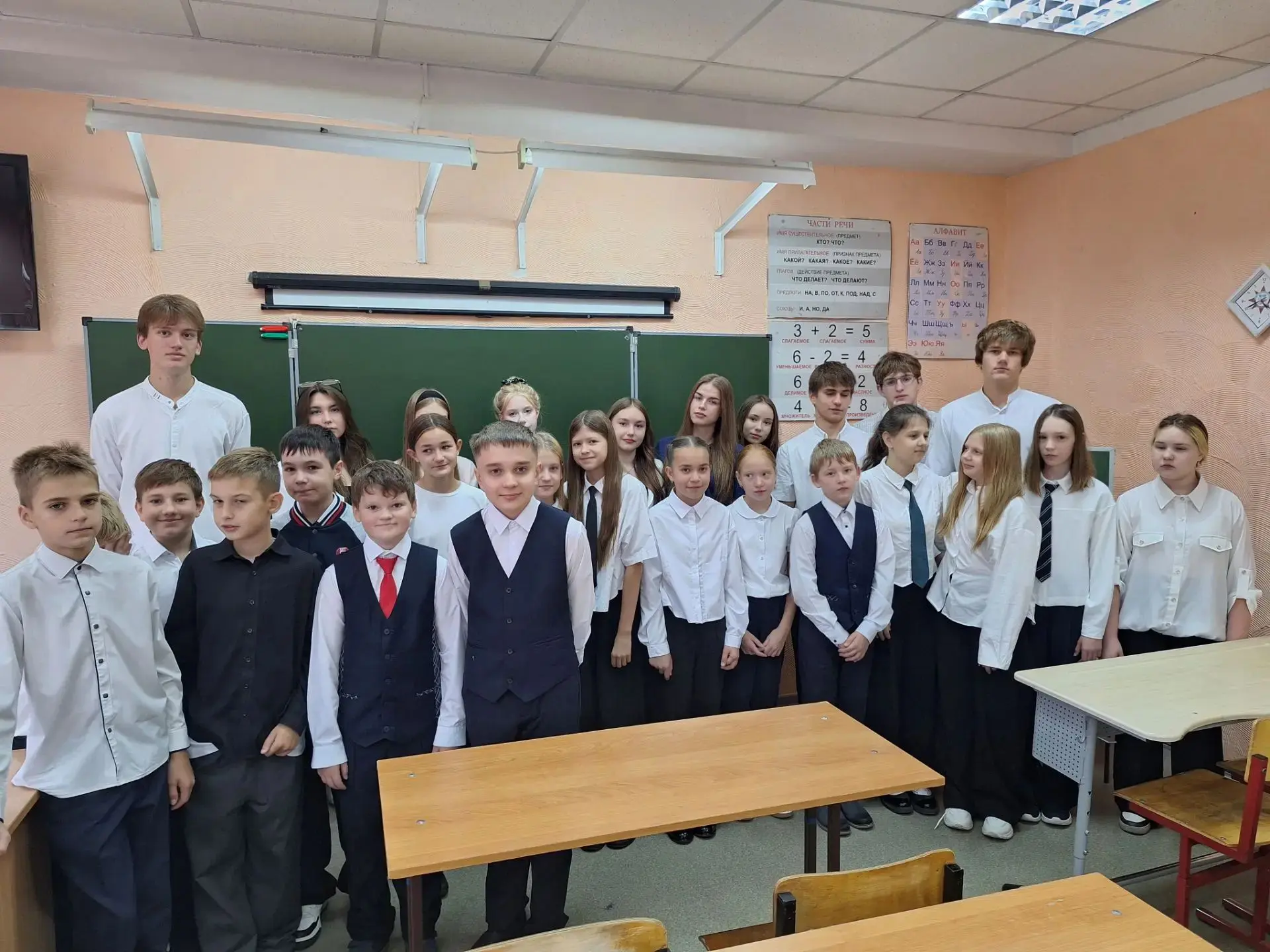 Это очень трогательно! 11"Б" класс взял шевство над пятиклассниками из 5"Г" класса. Ста...