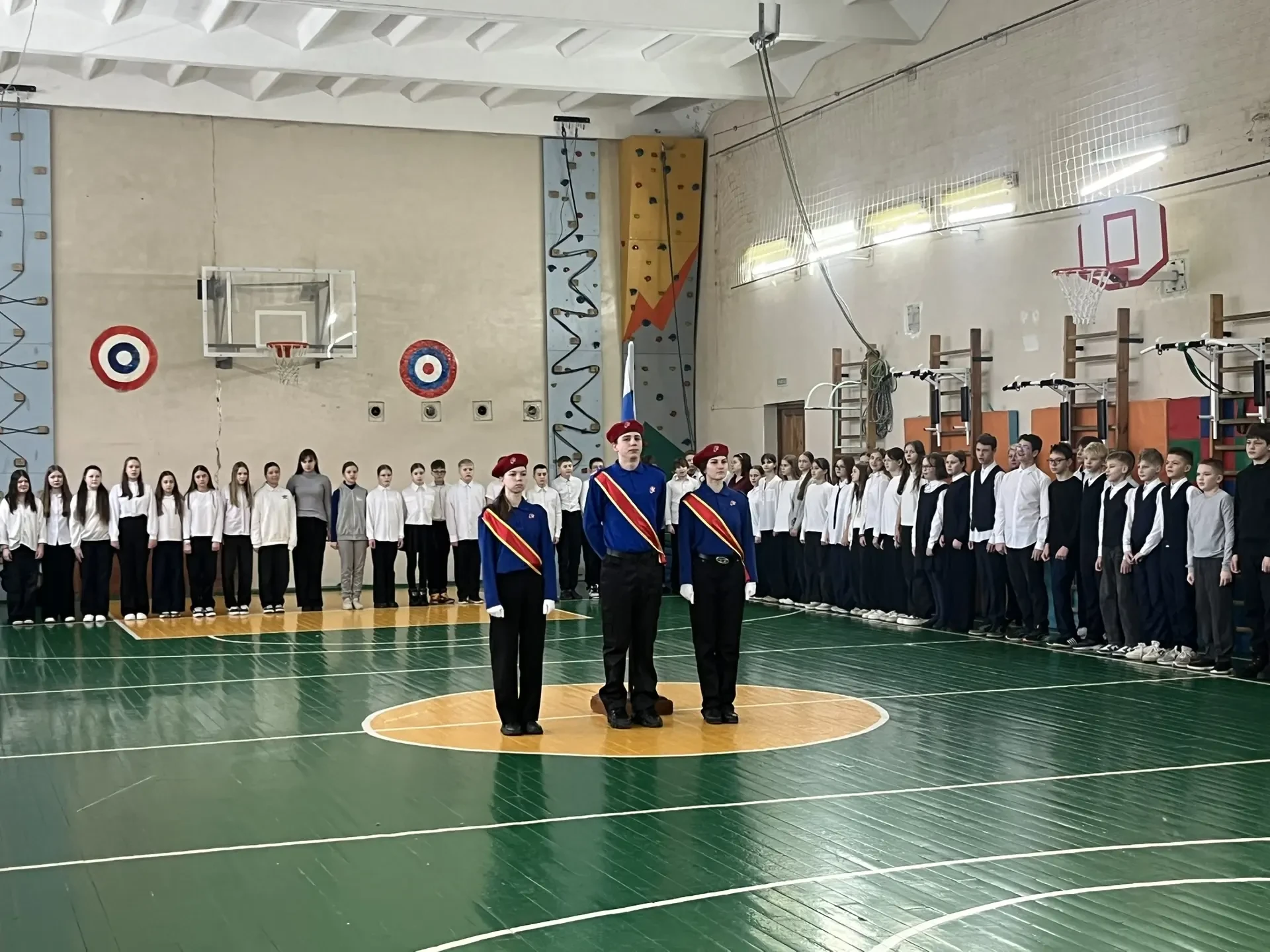 🇷🇺2 марта, в школе прошла торжественная линейка. В начале знаменная группа десятиклассников вынесла 