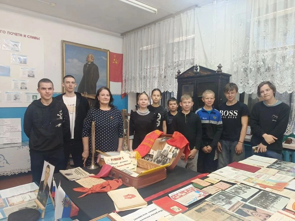 🏫 В школе села Орловка прошёл музейный урок «День Пионерии». Ребята познакомились с ис...