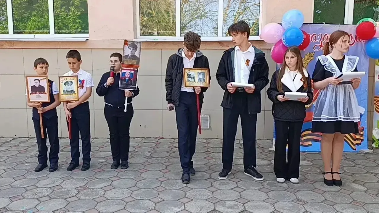 На школьной линейке СОШ N13 в преддверии Дня Великой Победы царила необычная атмосфера: в руках у уч
