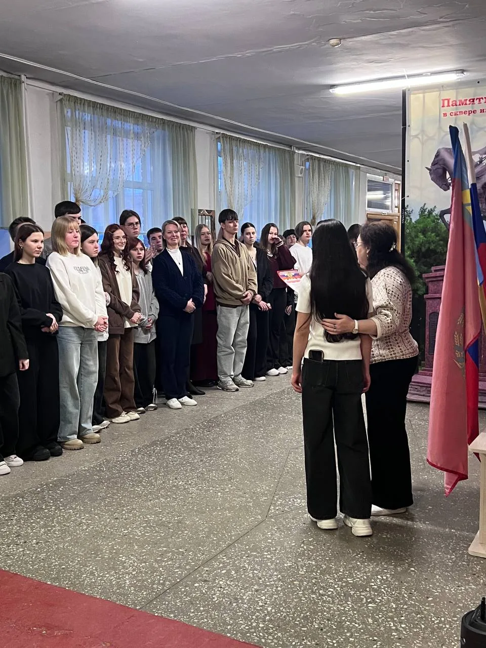 В понедельник в нашей школе состоялась еженедельная торжественная линейка с церемонией выноса Госуда