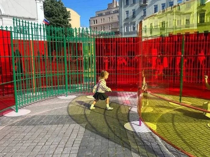 НеваРяДом рядом вновь рекомендуют☝ Необычный  лабиринт разбили 
📍на Исаакиевской площади. Он предст
