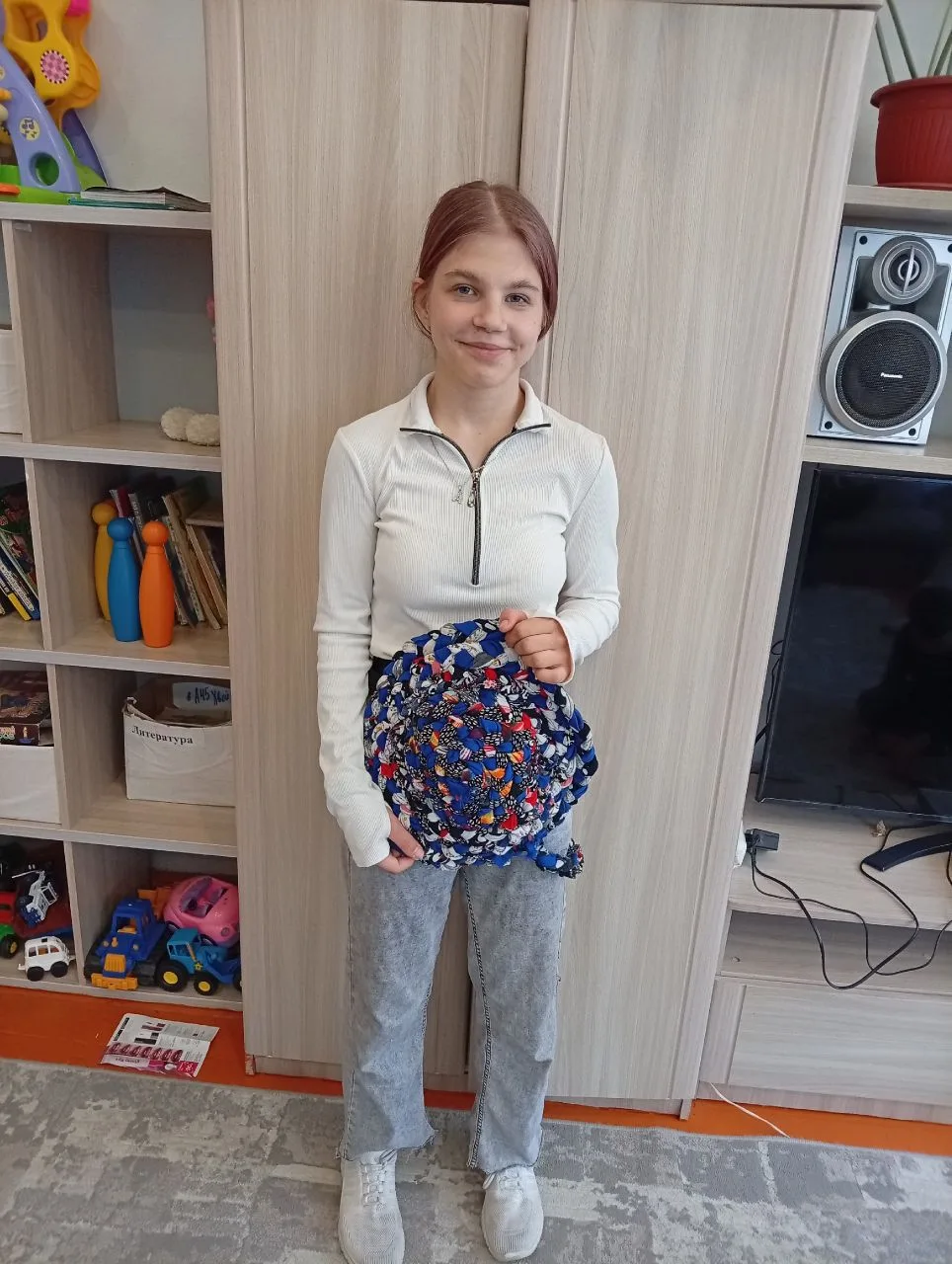 🧶 Вторая жизнь вещей: как мы с учениками плетём коврик из старой одежды.