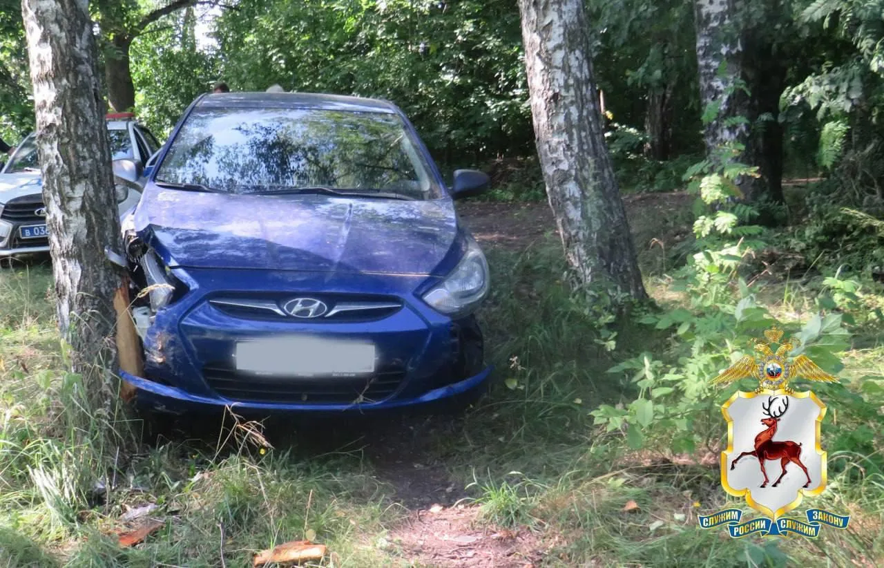 🚗 В Балахне парень решил прокатиться на машине отчима, разбил её и попал на уголовку